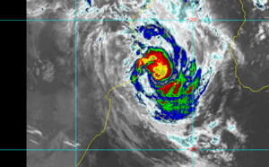01W(DUJUAN) 45knots and slowly intensifying/ 21S(GUAMBE) 60knots and developing an eye, 19/02 03utc updates