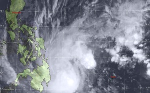 WNP: 01W(DUJUAN) 45knots, still fighting wind shear, slowly approaching Mindanao, 19/09utc update