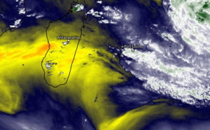 ILES SOEURS: le temps devient progressivement moins humide par l'Ouest de la zone de RÉUNION/MAURICE