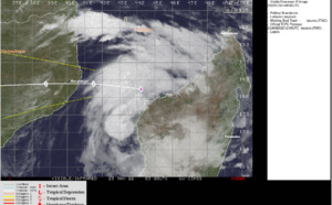 TC 07S is intensifying over the MOZ Channel while approaching Mozambique coastline// Invest 96S on the map, 23/15utc