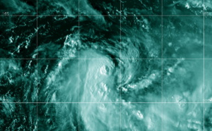 TC 08S(BATSIRAI) approaching the Mascarenes area and set to re-intensify// Invest 91W &amp; Invest 97P up-dates, 28/15utc