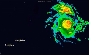TC 08S(BATSIRAI) near CAT 3 US, intensifying with a small pinhole eye// Invest 98P now on the map, 30/15utc