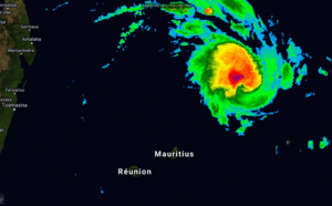 TC 08S(BATSIRAI) CAT 2 US: intensifying &amp; approaching Mauritius/Réunion islands// TC 09P: slow intensification after 36h, 01/15utc
