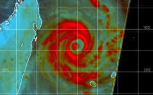 Intense TC 13S(EMNATI) under-going an eye-wall replacement cycle, slowly approaching Madagascar, 21/03utc