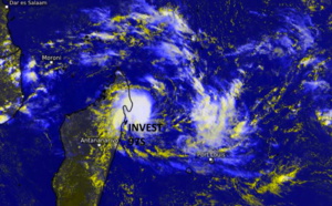 Invest 97S intensifying off Madagascar// Invest 96P: subtropical, 07/09utc