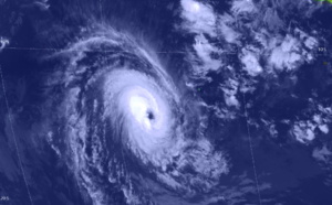 05S(DARIAN): Rapid Intensification: +45knots/24h from CAT 1 to Strong CAT 3 US//Invest 94W//Invest 98B//Invest 90S// 2009utc