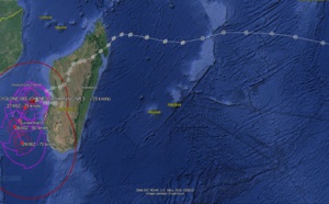 TC 08S(CHENESO) forecast to reach Typhoon intensity by 36h over the warm MOZ Channel//2403utc