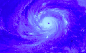 Super Typhoon 02W(MAWAR) bearing down on GUAM, direct hit forecast//2306utc
